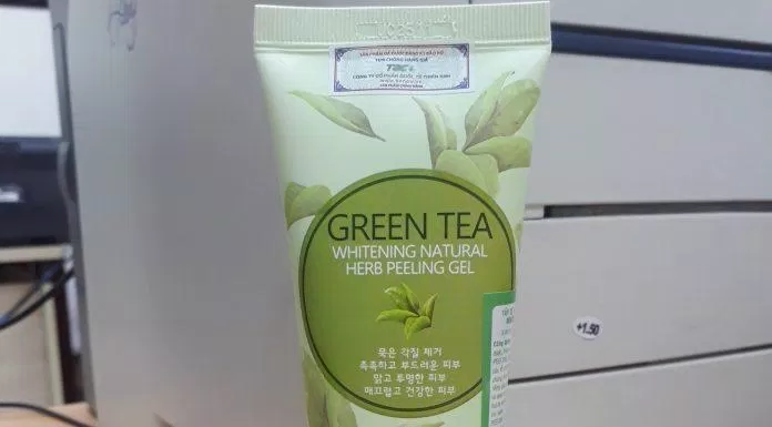 Gel tẩy da chết Benew Green Tea Whitening Natural Herb Peeling có dạng thiết kế tuýp nhựa mềm với màu xanh dịu mắt (ảnh: BlogAnChoi).