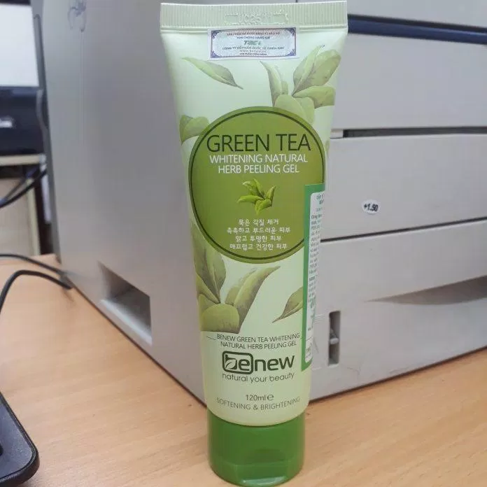Gel tẩy da chết Benew Green Tea Whitening Natural Herb Peeling có dạng thiết kế tuýp nhựa mềm với màu xanh dịu mắt (ảnh: BlogAnChoi).