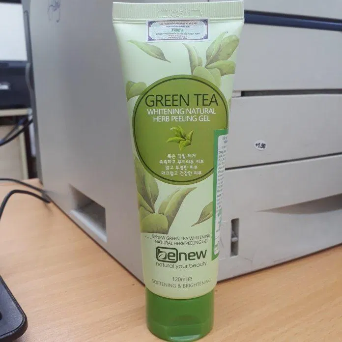 Review tẩy da chết Benew Green Tea Whitening Natural Herb Peeling Gel