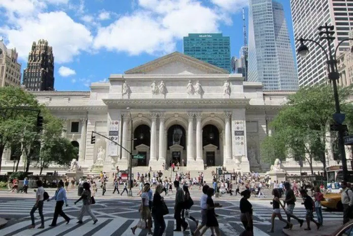 Thư viện nằm ngay ở khu phố đông đúc và nhộn nhịp của thành phố New York (Ảnh: Internet). Thư viện nằm ngay ở khu phố đông đúc và nhộn nhịp của thành phố New York (Ảnh: Internet).