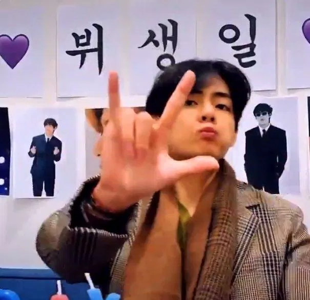 V làm ký hiệu "I love you" trong livestream (Ảnh: Internet)