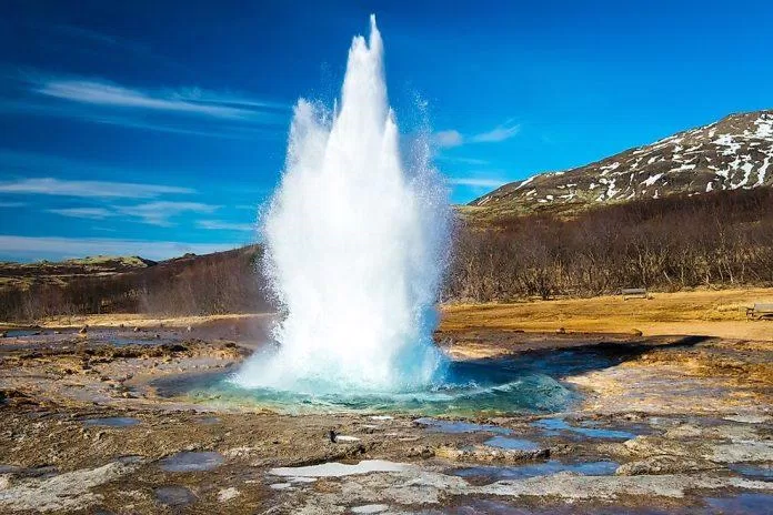 Vòi phun nước nóng ở Iceland (Ảnh: Internet).