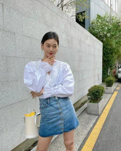 Doyeon khiến người hâm mộ "mê mẩn" với vẻ ngoài chỉn chu và sang trọng (Ảnh: Internet). Doyeon khiến người hâm mộ "mê mẩn" với vẻ ngoài chỉn chu và sang trọng (Ảnh: Internet).