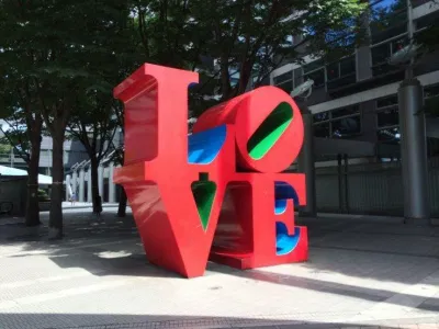 Bức tượng LOVE đánh dấu điểm đến tiếp theo (Ảnh: Internet). Bức tượng LOVE đánh dấu điểm đến tiếp theo (Ảnh: Internet).