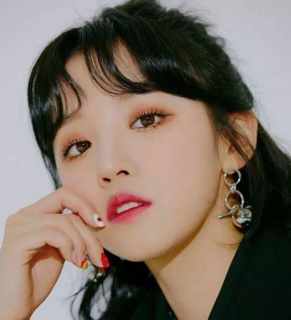 Yuqi ((G)I-DLE) xinh đẹp vì kiểu tóc mái xoăn này rất hợp với cô ấy (ảnh: internet)