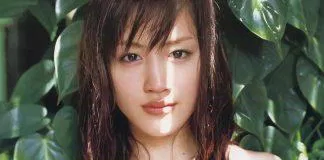 Ayase Haruka xuất sắc đứng đầu bảng 50 nữ diễn viên được yêu thích nhất năm 2021 với 1839 điểm bình chọn. Ngôi sao sinh năm 1985 được ca ngợi như Angelina Jolie xứ Phù Tang. Đây là năm thứ 2 liên tiếp Ayase Haruka đứng hạng 1 trong danh sách này. (Nguồn: Internet)
