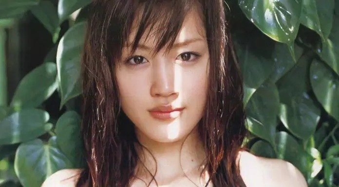Ayase Haruka xuất sắc đứng đầu bảng 50 nữ diễn viên được yêu thích nhất năm 2021 với 1839 điểm bình chọn. Ngôi sao sinh năm 1985 được ca ngợi như Angelina Jolie xứ Phù Tang. Đây là năm thứ 2 liên tiếp Ayase Haruka đứng hạng 1 trong danh sách này. (Nguồn: Internet)