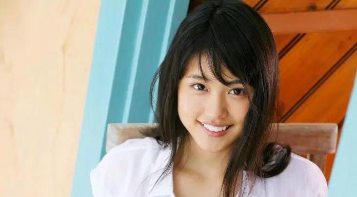 Toda Erika đứng hạng 7 trong danh sách 50 nữ diễn viên được yêu thích nhất năm 2021 với 270 điểm bình chọn. Ngôi sao sinh năm 1988 khiến fangirl khen tỵ khi kết hôn với "ông chồng quốc dân" Matsuzaka Tori. Năm ngoái, Toda Erika đứng hạng 7 trong bảng xếp hạng này. (Nguồn: Internet)