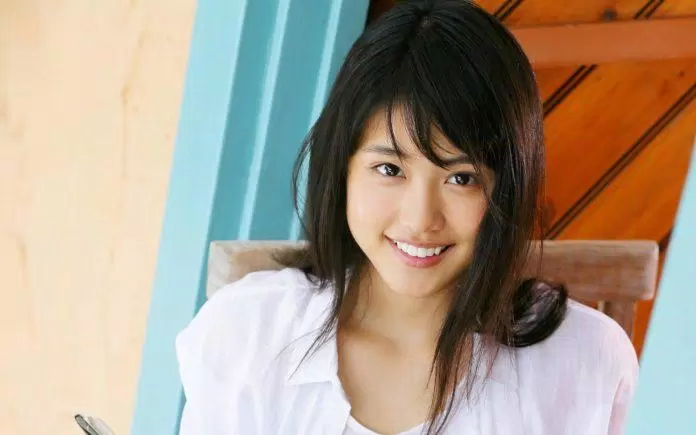 Fukada Kyoko đứng hạng 15 trong danh sách 50 nữ diễn viên được yêu thích nhất năm 2021 với 255 điểm bình chọn. Ngôi sao sinh năm 1982 bứt phá danh tiếng sau bộ phim Kamisama Mou Sukoshi Dake. Năm ngoái, Fukada Kyoko đứng hạng 13 trong bảng xếp hạng này. (Nguồn: Internet)