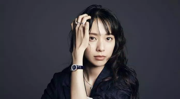 Takahata Mitsuki đứng hạng 26 trong danh sách 50 nữ diễn viên được yêu thích nhất năm 2021 với 172 điểm bình chọn. Ngôi sao sinh năm 1991 để lại dấu ấn sâu đậm trong lĩnh vực nhạc kịch. Năm ngoái, Takahata Mitsuki đứng hạng 20 trong bảng xếp hạng này. (Nguồn: Internet)