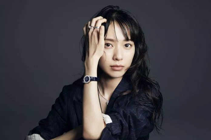 Toda Erika đứng hạng 7 trong danh sách 50 nữ diễn viên được yêu thích nhất năm 2021 với 270 điểm bình chọn. Ngôi sao sinh năm 1988 khiến fangirl khen tỵ khi kết hôn với "ông chồng quốc dân" Matsuzaka Tori. Năm ngoái, Toda Erika đứng hạng 7 trong bảng xếp hạng này. (Nguồn: Internet)