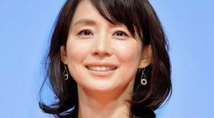 Yoshioka Riho đứng hạng 26 trong danh sách 50 nữ diễn viên được yêu thích nhất năm 2021 với 150 điểm bình chọn. Ngôi sao sinh năm 1993 được để mắt từ sau vai cô nàng khó ưa trong drama Quartet. Năm ngoái, Yoshioka Riho đứng hạng 10 trong bảng xếp hạng này. (Nguồn: Internet)