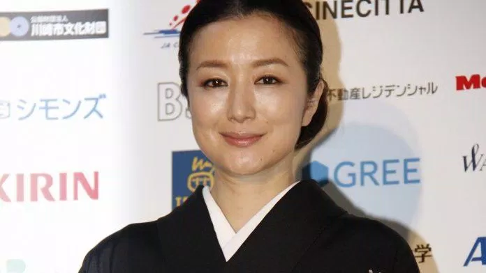 Suzuki Kyoka đứng hạng 28 trong danh sách 50 nữ diễn viên được yêu thích nhất năm 2021 với 160 điểm bình chọn. Ngôi sao sinh năm 1968 dù là vai phụ nữ quỷ quyệt đến một bà nội trợ bình thường đều đóng được tuốt. Năm ngoái, Suzuki Kyoka đứng hạng 28 trong bảng xếp hạng này. (Nguồn: Internet)