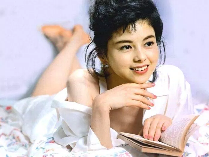 Sawaguchi Yasuko đứng hạng 36 trong danh sách 50 nữ diễn viên được yêu thích nhất năm 2021 với 109 điểm bình chọn. Ngôi sao sinh năm 1965 cực kỳ cuốn hút với vẻ trong trẻo và nhan sắc không hề suy giảm. Năm ngoái, Sawaguchi Yasuko đứng hạng 36 trong bảng xếp hạng này. (Nguồn: Internet)