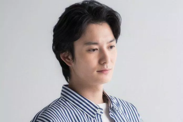 Okada Masaki đứng hạng 25 trong danh sách 50 nam diễn viên được yêu thích nhất năm 2021 với 209 điểm bình chọn. Ngôi sao sinh năm 1989 sở hữu khuôn mặt đẹp tới nỗi đàn ông cũng phải ganh tị. (Nguồn: Internet)