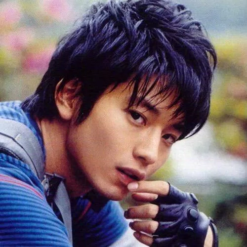 Mukai Osamu đứng hạng 38 trong danh sách 50 nam diễn viên được yêu thích nhất năm 2021 với 103 điểm bình chọn. Ngôi sao sinh năm 1982 thông minh, chân thành. Năm ngoái, Mukai Osamu đứng hạng 17 trong bảng xếp hạng này. (Nguồn: Internet)