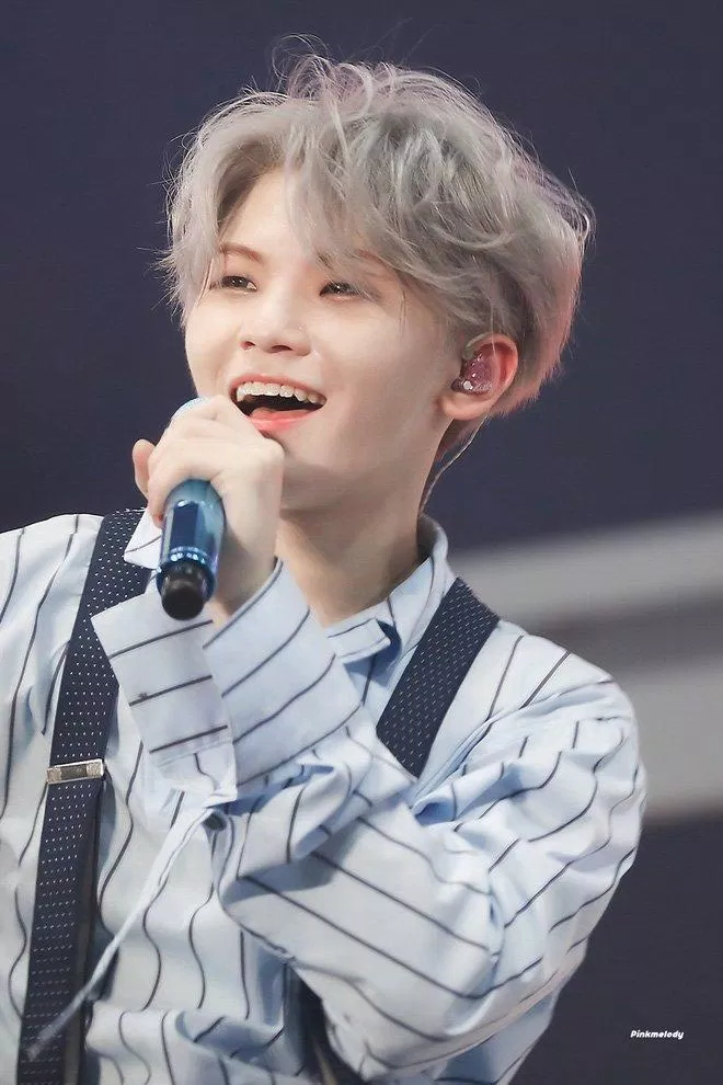 Trước khi kể về câu chuyện của mình, Woozi đã nói rằng ai cũng biết anh là motae solo (tạm dịch: độc thân từ lúc mới sinh) nhưng anh đã thừa nhận rằng anh đã từng có một mối tình đầu khi còn học cấp 2 (Nguồn: on pic)