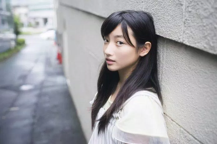 Kawashima Ririka đứng hạng 13 trong bảng xếp hạng 20 nữ diễn viên tuổi teen được yêu thích nhất Nhật Bản với 133 bình chọn từ người hâm mộ. Cô nàng sinh năm 2002, sở hữu chiều cao 1m50 và là diễn viên trực thuộc công ty Tochigi. (Nguồn: Internet)