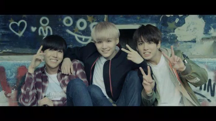 Một trong những hình ảnh quen thuộc mang tính biểu tượng "Hoa Dạng Niên Hoa" trong MV "HYYH on stage: prologue" của BTS trước đó. (Nguồn: Internet)