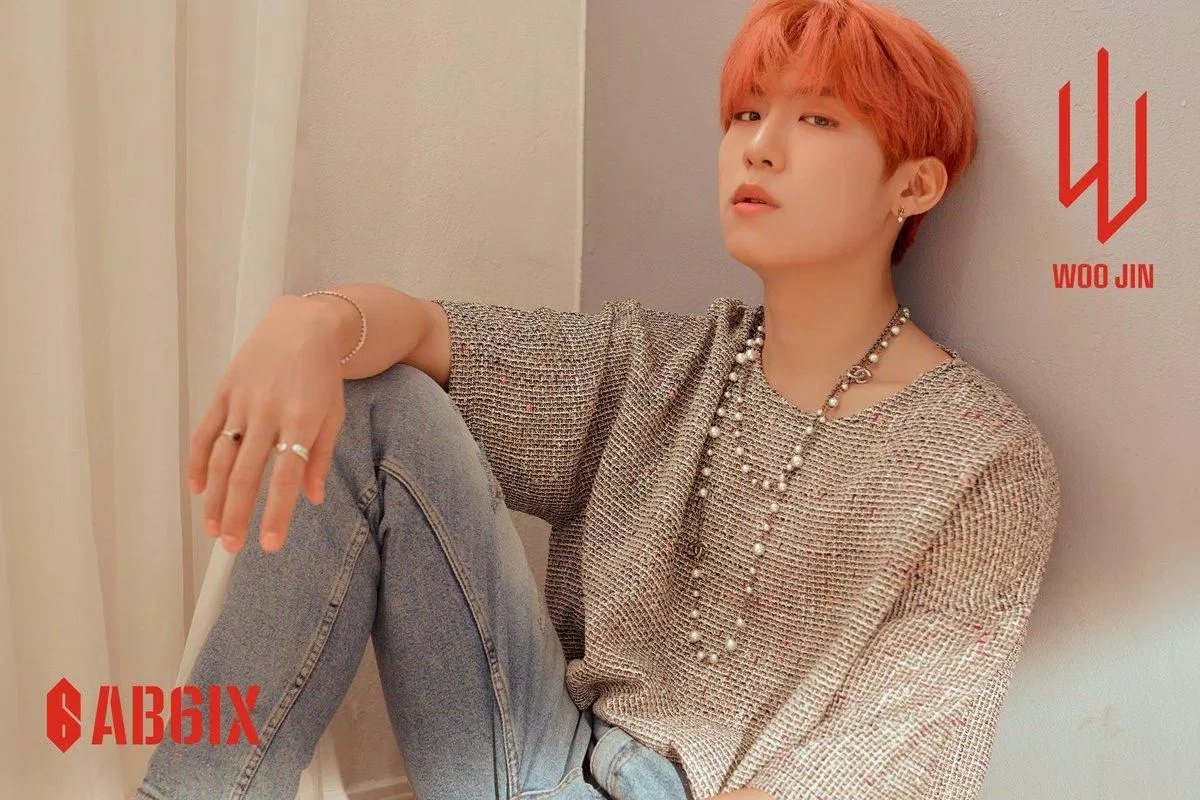 Woojin (AB6IX) đứng hạng 22 trong BXH những nam rapper đỉnh nhất Kpop do người hâm mộ bình chọn. Trong nhóm, nam idol giữ vai trò main rapper và main dancer. (Nguồn: Internet)