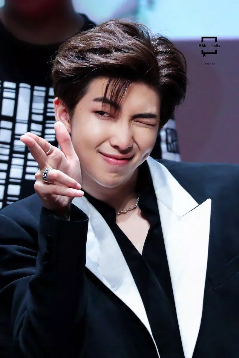 RM (BTS) đứng hạng 4 trong BXH những nam rapper đỉnh nhất Kpop do người hâm mộ bình chọn. Trong nhóm, nam idol giữ vai trò leader và main rapper. (Nguồn: Internet)