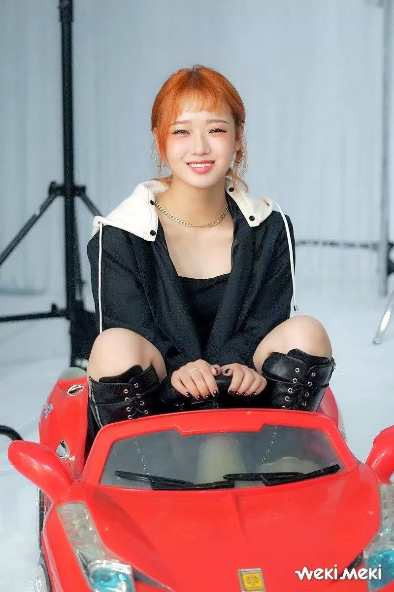 Yoojung (Weki Meki) đứng hạng 18 trong BXH những nữ rapper đỉnh nhất Kpop do người hâm mộ bình chọn. Trong nhóm, nữ idol đảm nhận vai trò main rapper, main dancer, vocal và gương mặt đại diện. (Nguồn: Internet)