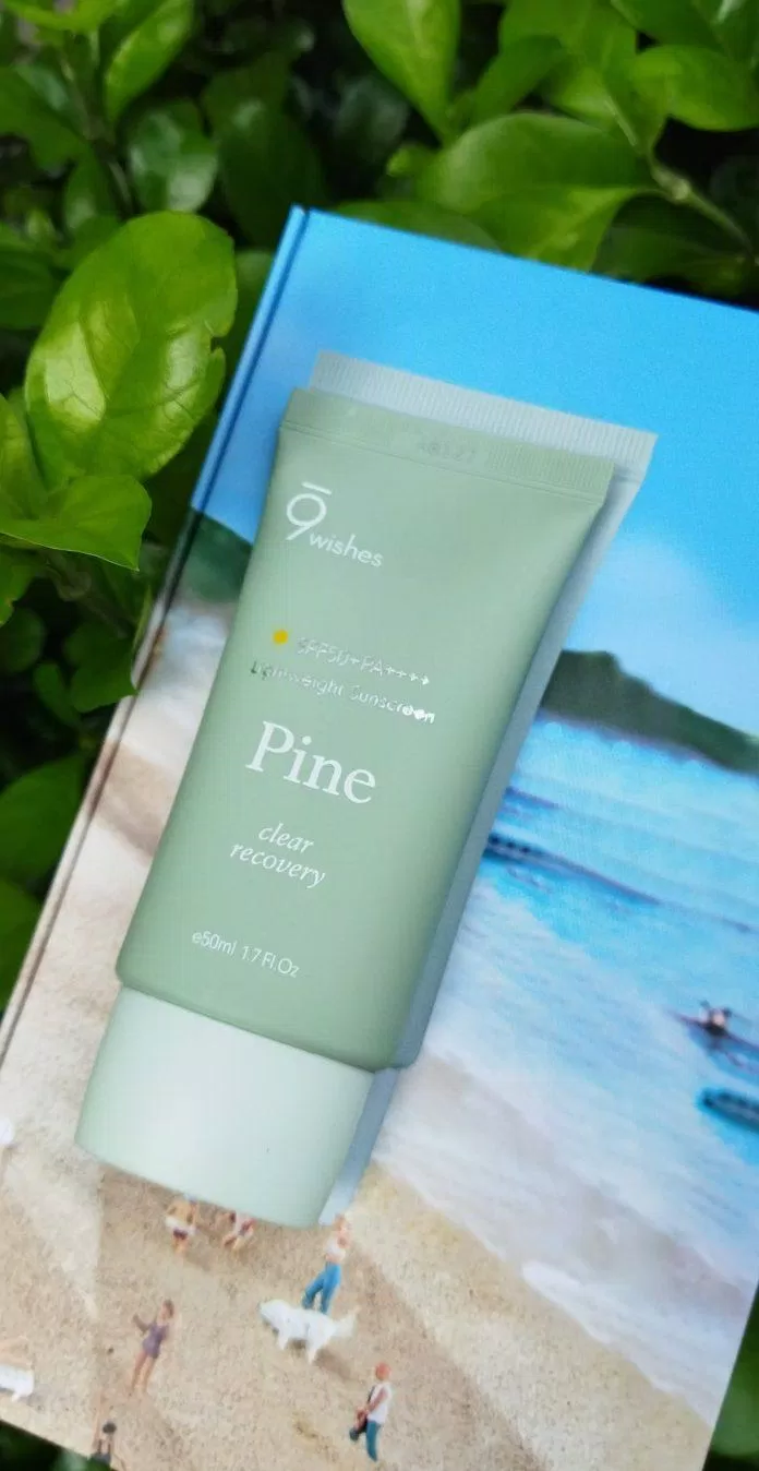 Kem chống nắng 9 Wishes Pine Treatment Sunscreen SPF50+ PA++++ chống nắng mạnh mẽ và chứa nhiều chiết xuất thực vật chống oxy hóa cho da (nguồn: BlogAnChoi).