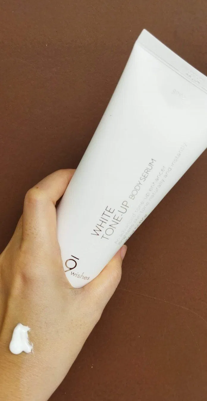 Sản phẩm giúp nâng tông da tức thì nhiều giờ liền, rất thích hợp để làm makeup body cho những buổi tiệc lộng lẫy . (Ảnh: BlogAnChoi)