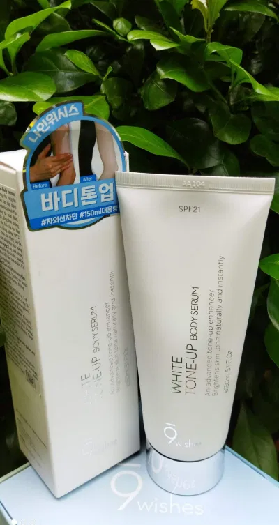 Bao bì thiết kế của 9Wishes White Tone Up Body Serum (Ảnh: BlogAnChoi).