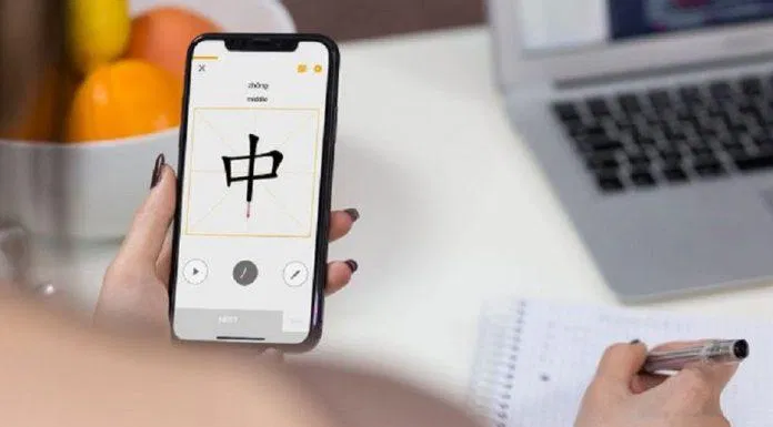 Học ngoại ngữ trở nên dễ dàng hơn với các ứng dụng trên điện thoại (Ảnh: Internet). Học ngoại ngữ trở nên dễ dàng hơn với các ứng dụng trên điện thoại (Ảnh: Internet).