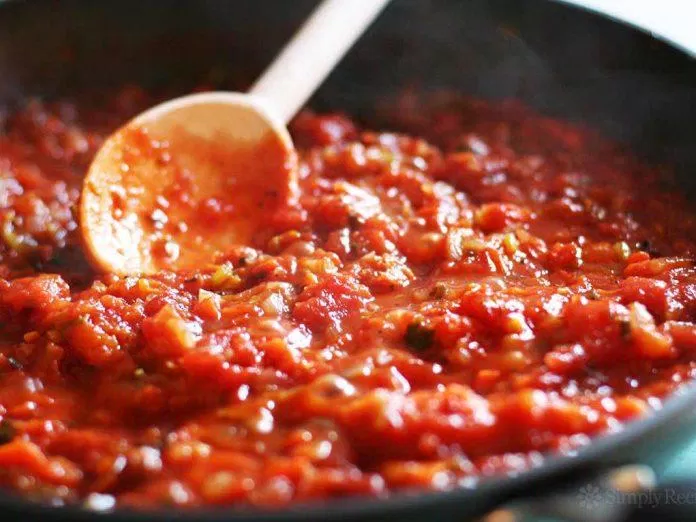Xốt đỏ được làm từ cà chua, chứa nhiều chất dinh dưỡng quan trọng (Ảnh: Internet).