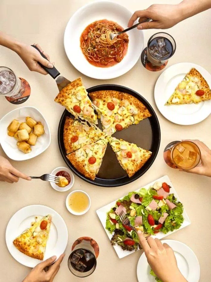 Còn gì vui hơn một dịp tụ họp cùng nhau bên những miếng bánh thơm ngon tuyệt vời! (Ảnh: Internet). Còn gì vui hơn một dịp tụ họp cùng nhau bên những miếng bánh thơm ngon tuyệt vời! (Ảnh: Internet).