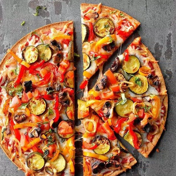 Bánh pizza nhiều rau củ quả sẽ tốt hơn cho sức khỏe (Ảnh: Internet).