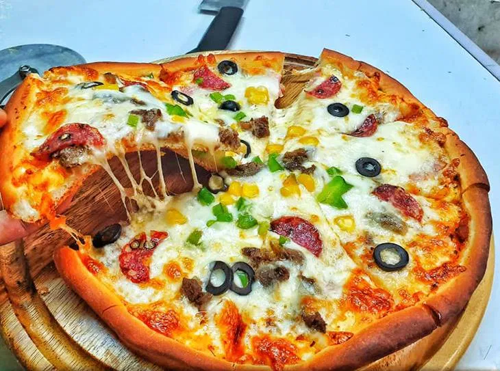 Chiếc bánh pizza mới nhìn thôi đã thấy ngon rồi (Ảnh: Internet). Chiếc bánh pizza mới nhìn thôi đã thấy ngon rồi (Ảnh: Internet).