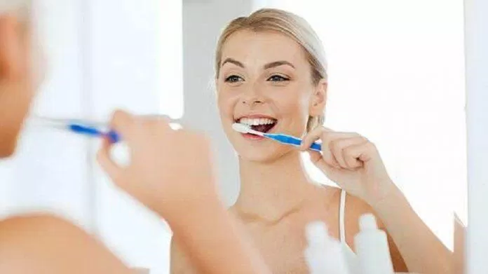 Đánh răng không cần mạnh, mà cần đúng cách (Ảnh: Internet).