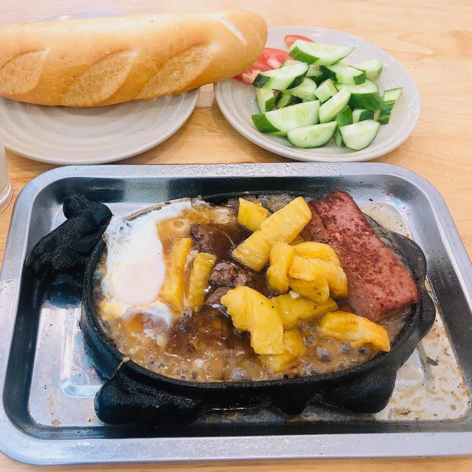 Phần beefsteak mang hơi hướng bò né của Việt Nam. (Ảnh: Internet)