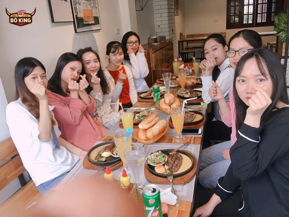 Bàn ăn ở Bò King Beefsteak có sức chứa lên đến 10 người. (ảnh: Internet)