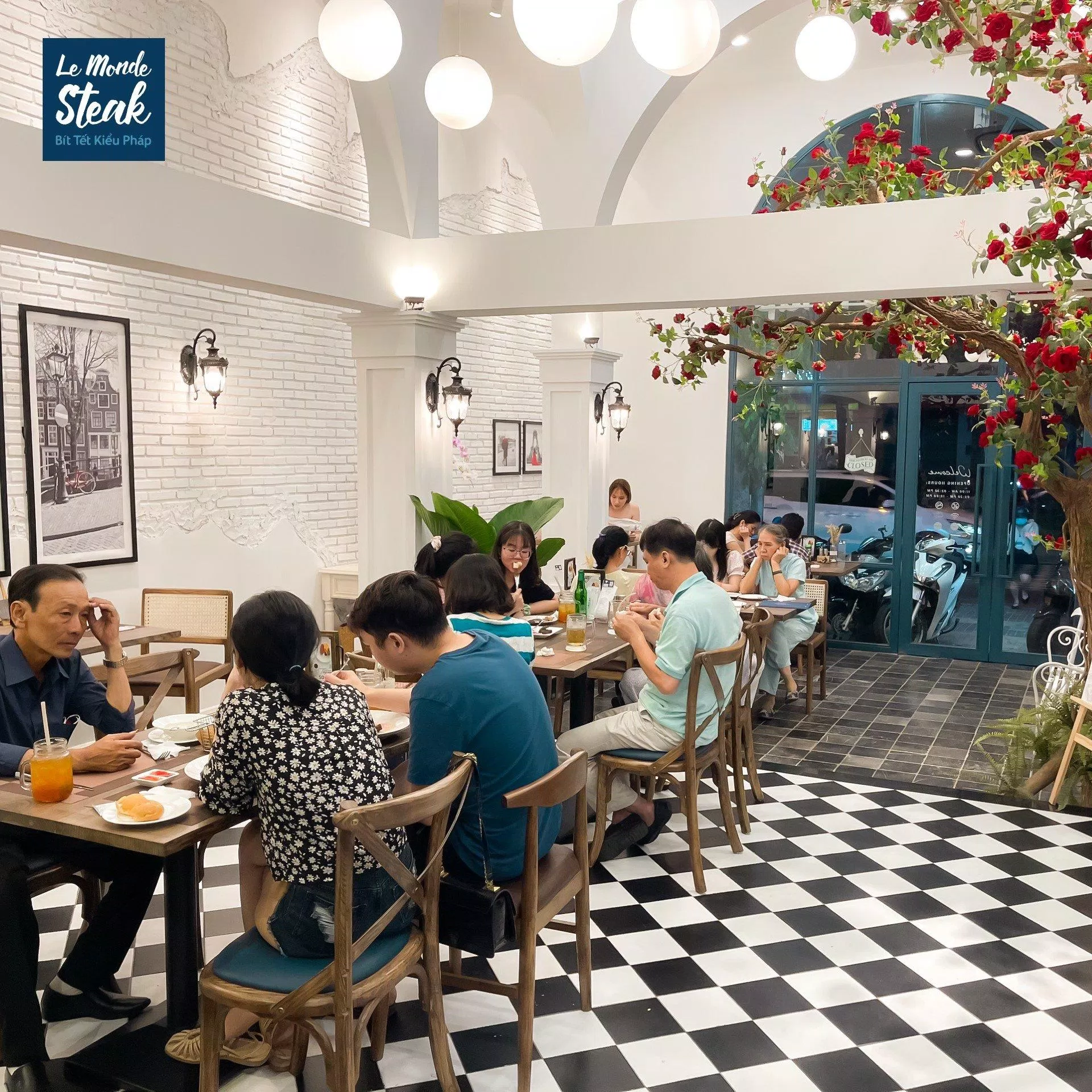 Không gian bên trong quán Le Monde Steak. (Ảnh: Internet)
