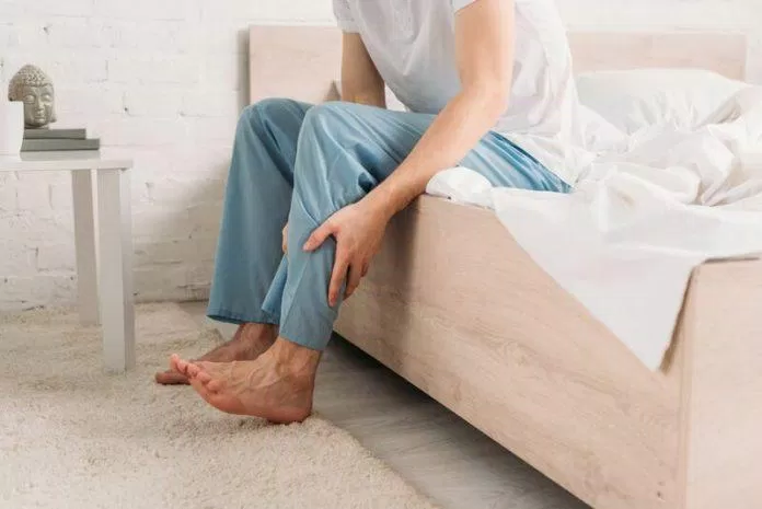 Cảm giác bồn chồn khó chịu ở chân có thể là dấu hiệu của hội chứng chân không yên hoặc tổn thương thần kinh ngoại vi (Ảnh: Internet).
