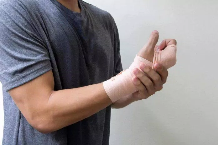Chấn thương cổ tay có thể rất nặng và buộc bạn phải nghỉ tập lâu (Ảnh: Internet).