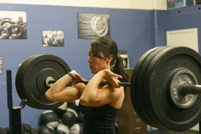 Front squat là động tác gây áp lực nặng nề cho cổ tay (Ảnh: Internet). Front squat là động tác gây áp lực nặng nề cho cổ tay (Ảnh: Internet).