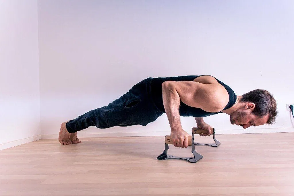 Hít đất với thanh nắm giúp phòng tránh chấn thương cổ tay (Ảnh: Internet). Hít đất với thanh nắm giúp phòng tránh chấn thương cổ tay (Ảnh: Internet).