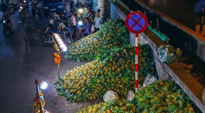 Lạc vào thiên đường hoa quả tại chợ đêm Long Biên (Ảnh: Internet).
