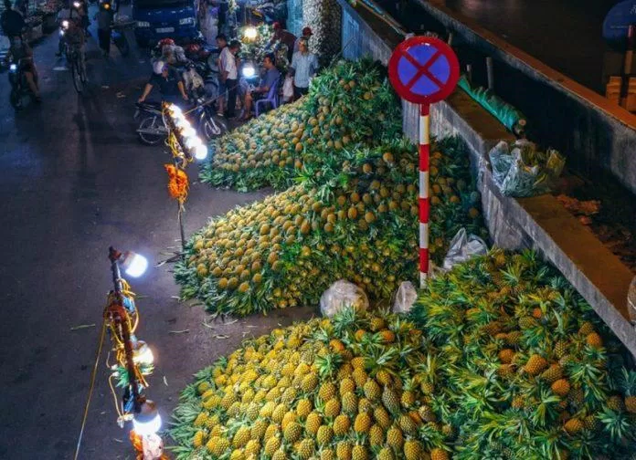 Lạc vào thiên đường hoa quả tại chợ đêm Long Biên (Ảnh: Internet).