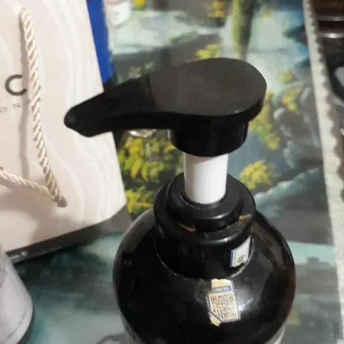 Vòi bơm dầu gội tiện lợi (ảnh: BlogAnChoi).