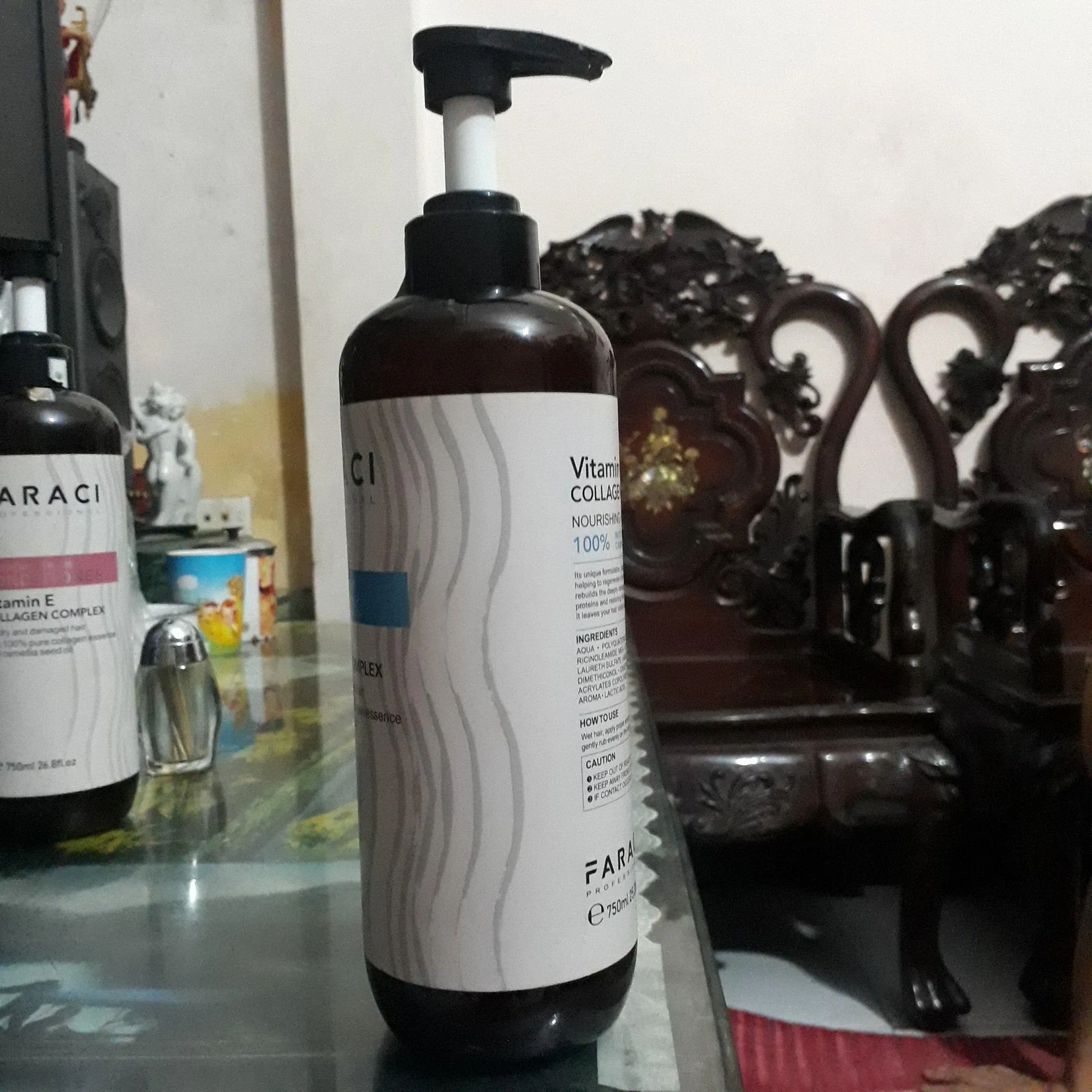 Hoa văn dải lụa màu ánh bạc như hình mái tóc óng ả, bồng bềnh của một cô gái (ảnh: BlogAnChoi).