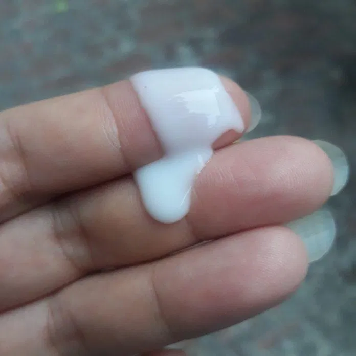 Chất dầu dạng lỏng, màu trắng sứ, đặc sánh (ảnh: BlogAnChoi).
