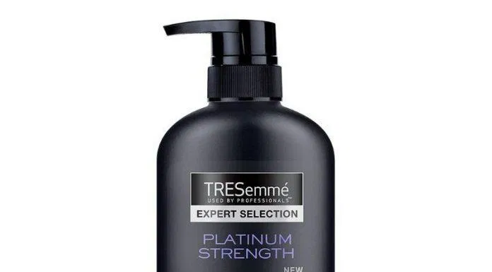 Dầu gội Tresemme Platinum Strength mang đến sức mạnh kép vừa phục hồi tóc hư tổn vừa ngăn gãy rụng ( nguồn: internet)