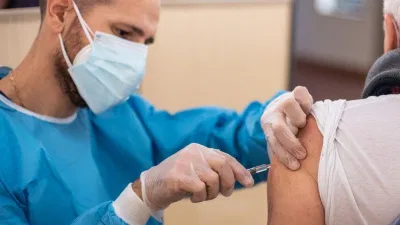 Hướng dẫn của CDC không yêu cầu đeo khẩu trang sau khi đã tiêm vắc-xin (Ảnh: Internet). Hướng dẫn của CDC không yêu cầu đeo khẩu trang sau khi đã tiêm vắc-xin (Ảnh: Internet).