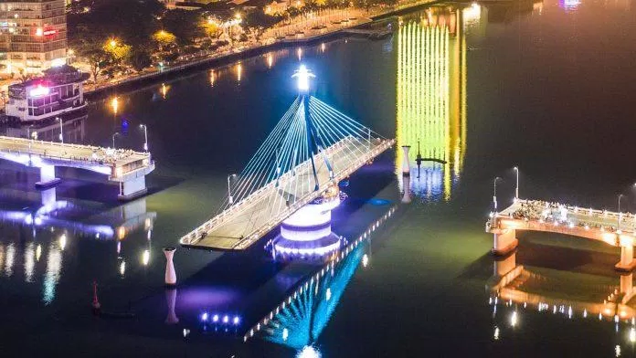 Cầu Hàn lúc quay dọc để tàu thuyền qua lại - Ảnh: internet